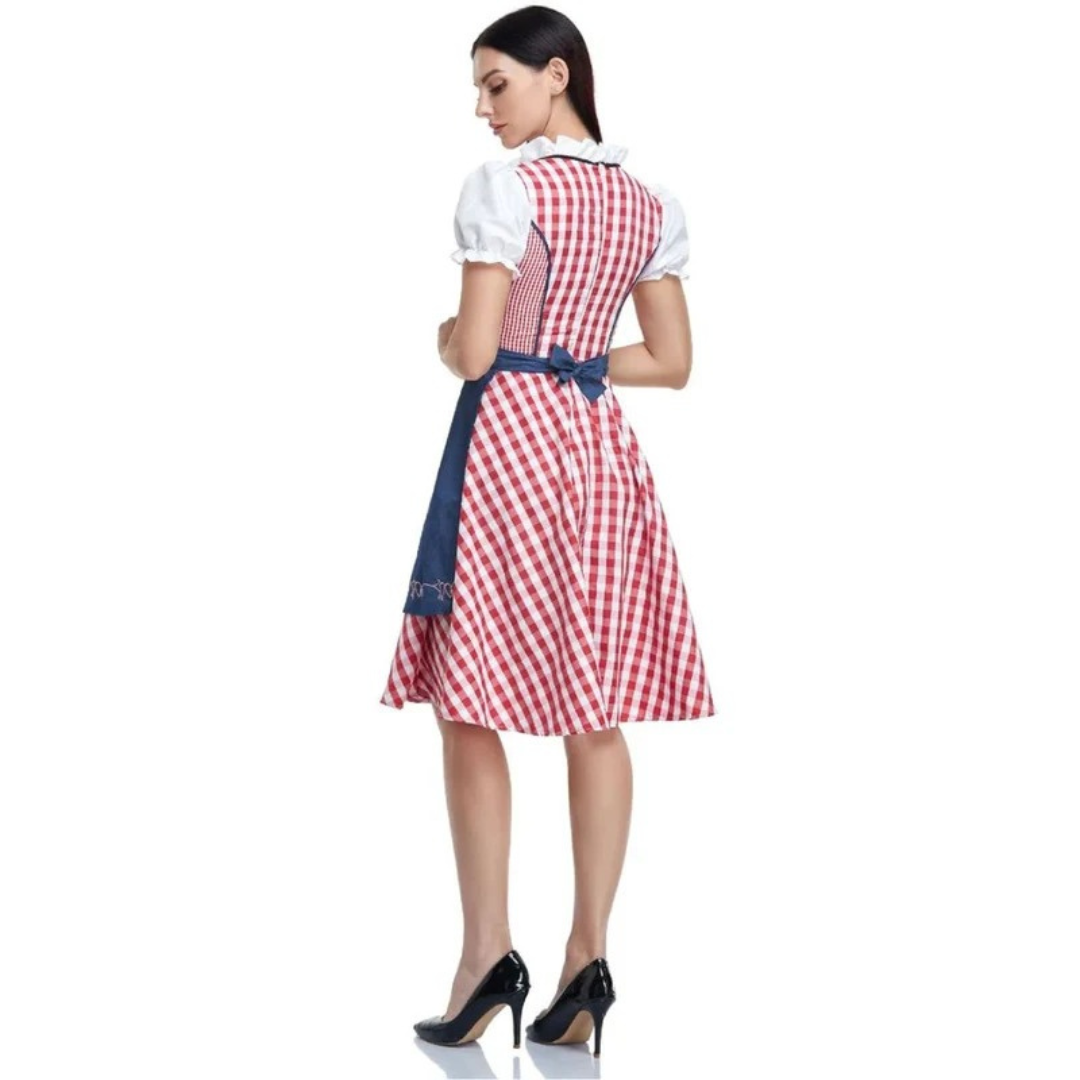 Achterkant van de dirndl met rood-wit geruite rok en lijfje, blauwe schortstrik en witte pofmouwen, model kijkt omlaag. 8