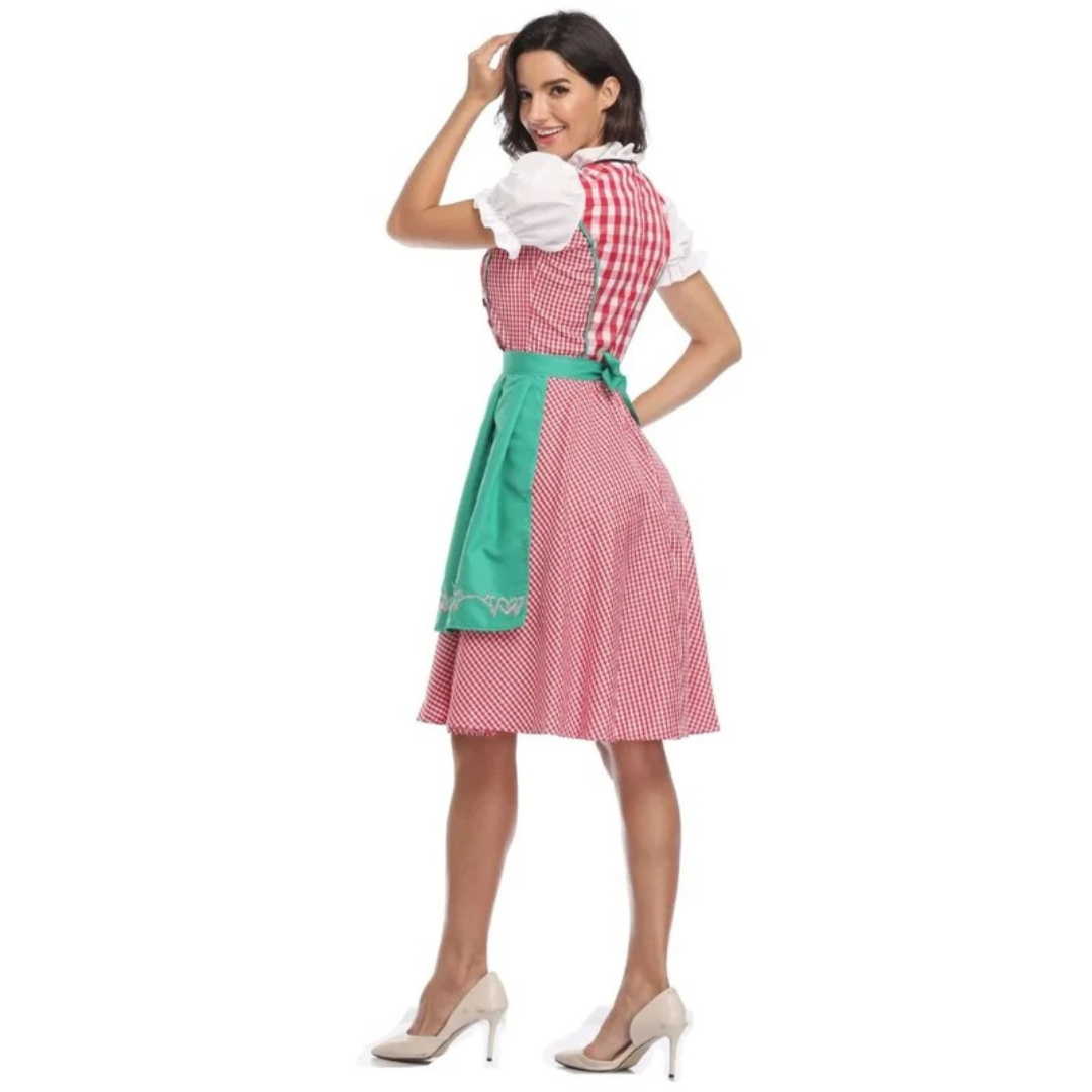 Achterkant van de dirndl met groene schortstrik en fijn rood geruite rok, model kijkt lachend achterom. 10