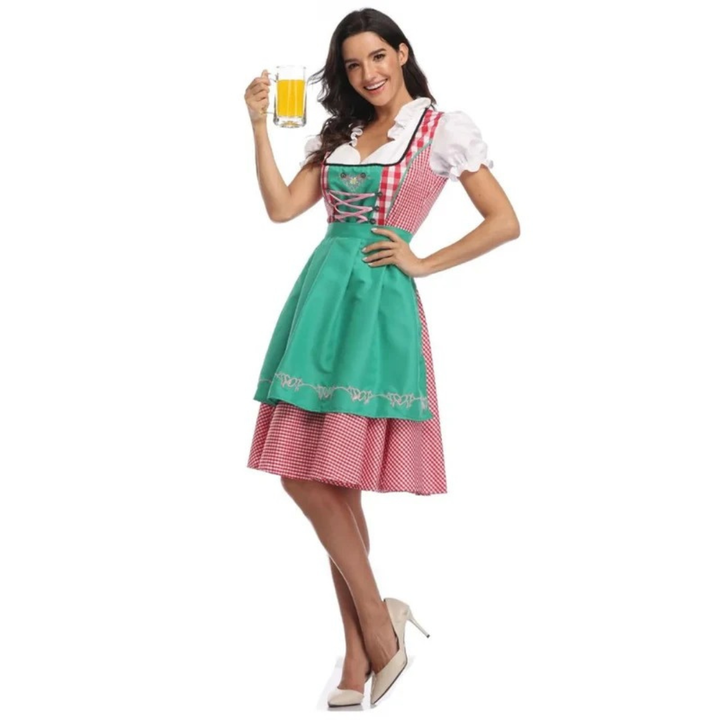 Model in de dirndl met groene schort en rood geruite rok, met een glas bier en beige pumps. 4