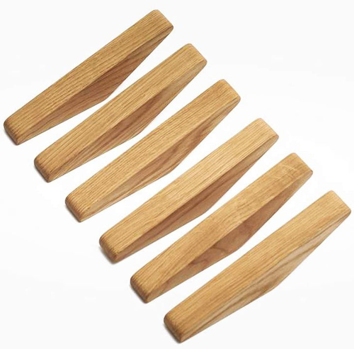Zes houten haken met zichtbare nerf liggen schuin naast elkaar op een witte achtergrond, gezien van de zijkant. 1