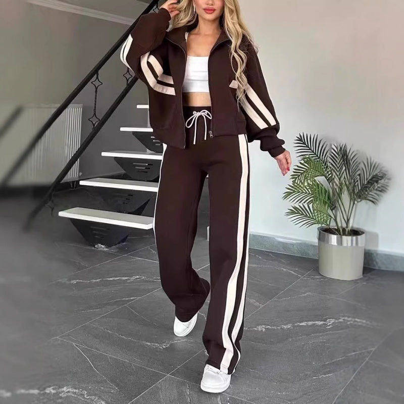 Model in de bruine set met crèmekleurige strepen, wandelend met open jack en broek met wijde pijpen. 8