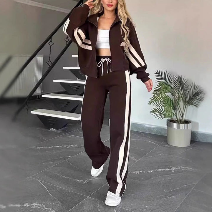 Model in de bruine set met crèmekleurige strepen, wandelend met open jack en broek met wijde pijpen. 8