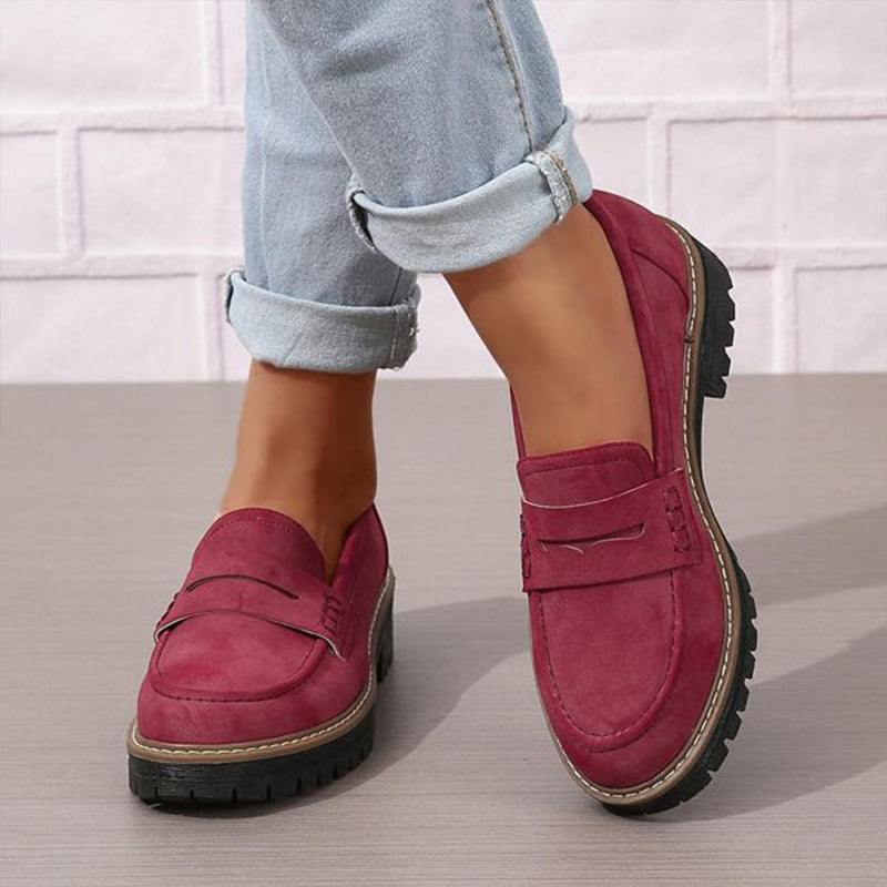Bordeauxrode loafers met stiksels, gedragen met omgeslagen lichtblauwe spijkerbroek, met zicht op de bovenkant en de zijkant. 4