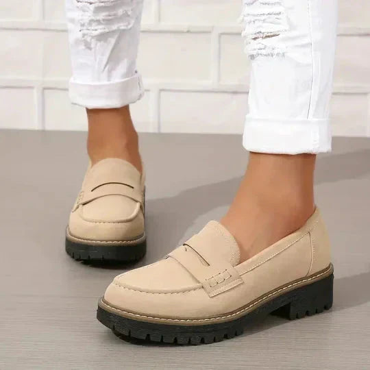 Beige loafers met zwarte zool, gedragen met witte omgeslagen broek, voorkant en zijkant zichtbaar. 7