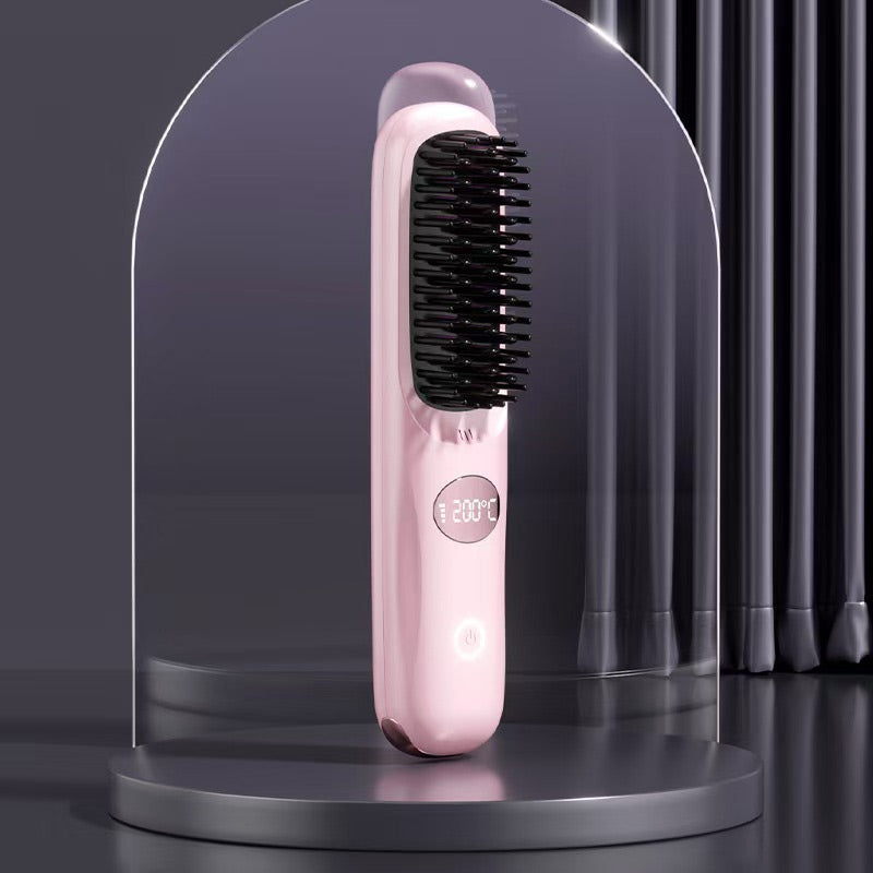 Roze stylingborstel met rond temperatuurscherm en aanraakknop, tentoongesteld onder een glazen koepel op een grijs podium. 12
