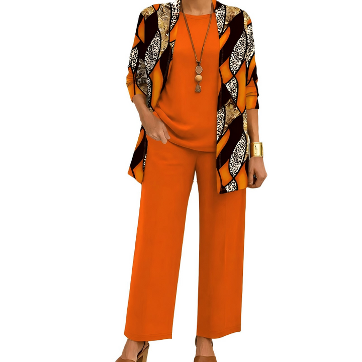 Model draagt de set in oranje met een cardigan met golvende stroken in luipaardprint, effen top en wijde broek. 9