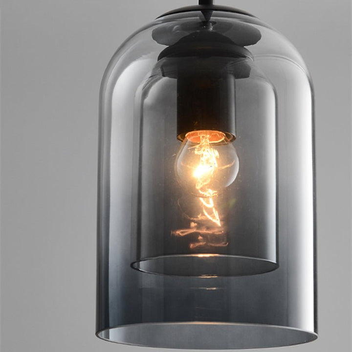 Close-up van de lamp met grijs rookglas: twee glazen kappen om een brandende peer 8