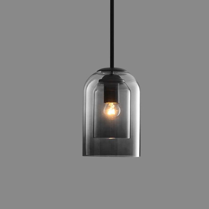 Rookgrijze hanglamp met zwarte stang, vrijstaand op een effen grijze achtergrond, met brandende lamp 10
