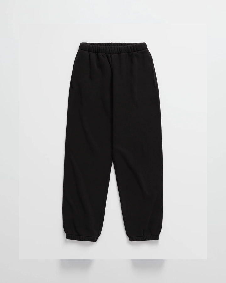 Zwarte joggingbroek met elastische tailleband, steekzakken en elastische enkelboorden, van voren gefotografeerd op lichte achtergrond. 10
