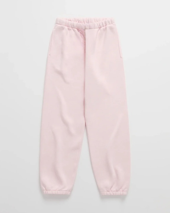 Lichtroze joggingbroek met elastische tailleband, steekzakken en elastische enkelboorden, plat neergelegd van voren. 8