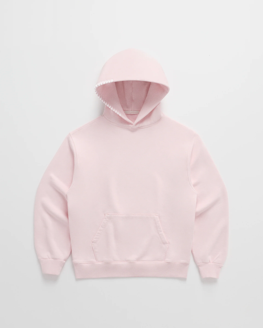 Lichtroze hoodie van voren, met witte stiksels langs de capuchonrand, een buidelzak en geribbelde manchetten. 3
