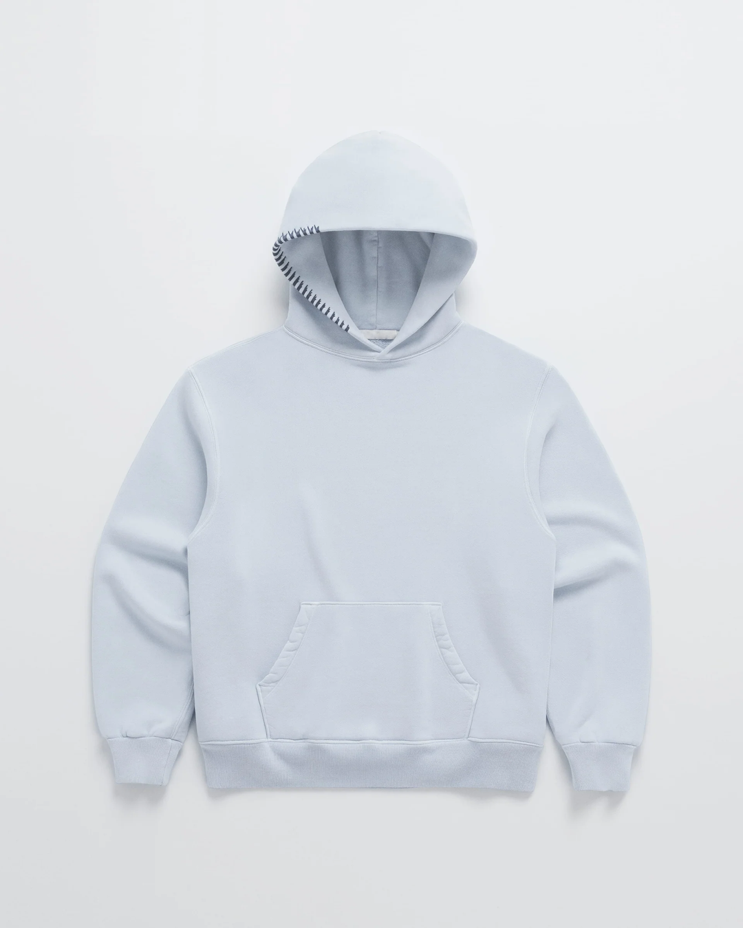 Lichtblauwe hoodie van voren, met donkere stiksels langs de capuchonrand, een grote buidelzak en geribbelde boorden. 4