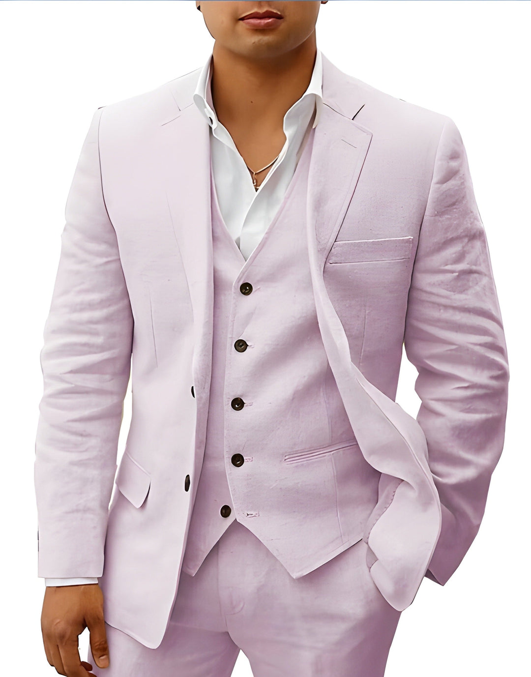 Model draagt het pak in lichtroze met lila tint, gilet met donkere knopen en wit overhemd. 10