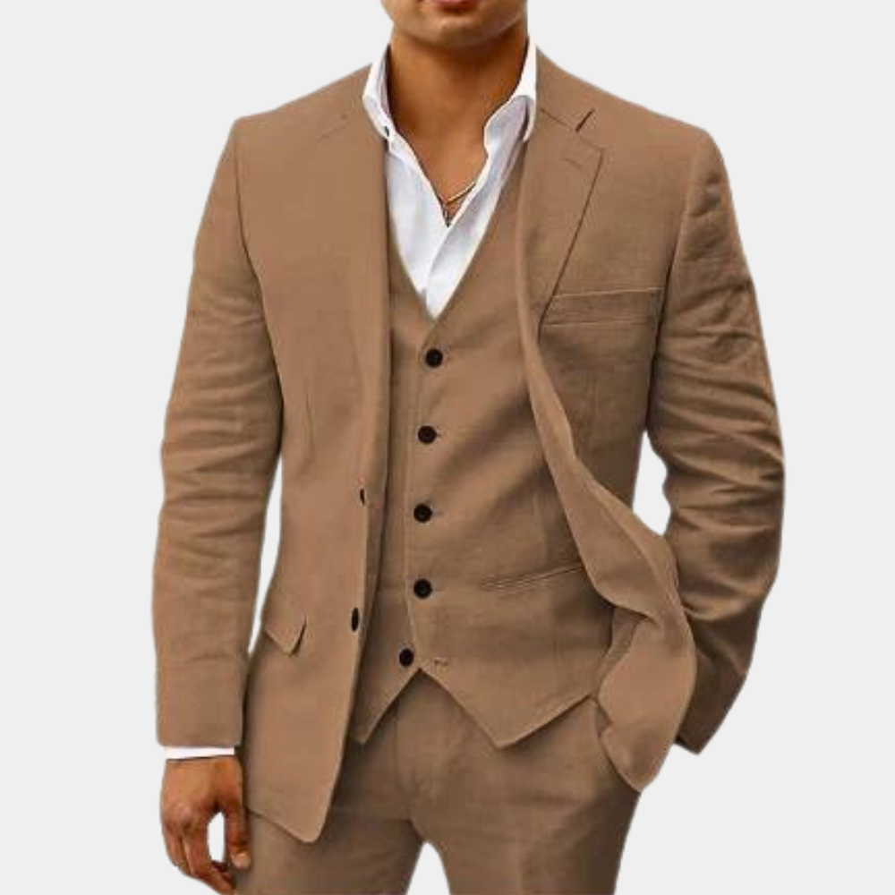 Model in het pak in bruin met camelkleurige tint, gilet met zwarte knopen onder de open colbertjas. 2
