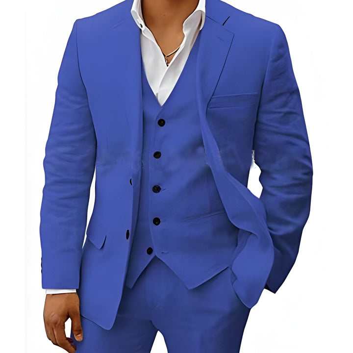 Model in het pak in felblauw, jasje open over het gilet, hand in de broekzak. 7
