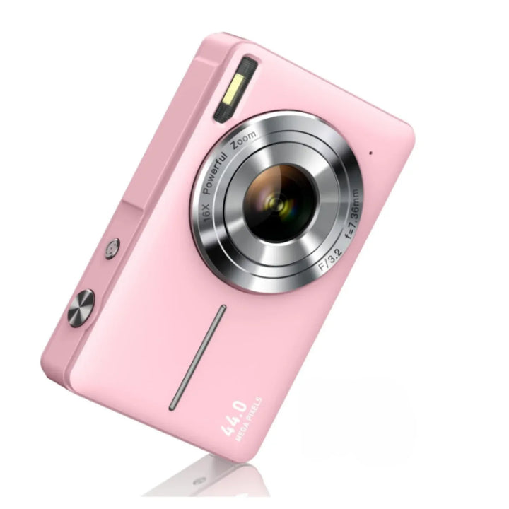 Roze camera schuin van voren, met zilverkleurige lensring, flitser en ronde knoppen 7