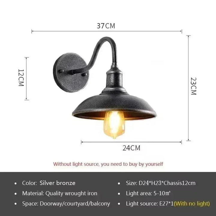 Maatschets van de compactere wandlamp met zilverbronskleurige kap en korte gebogen arm, met afmetingen en specificaties. 5