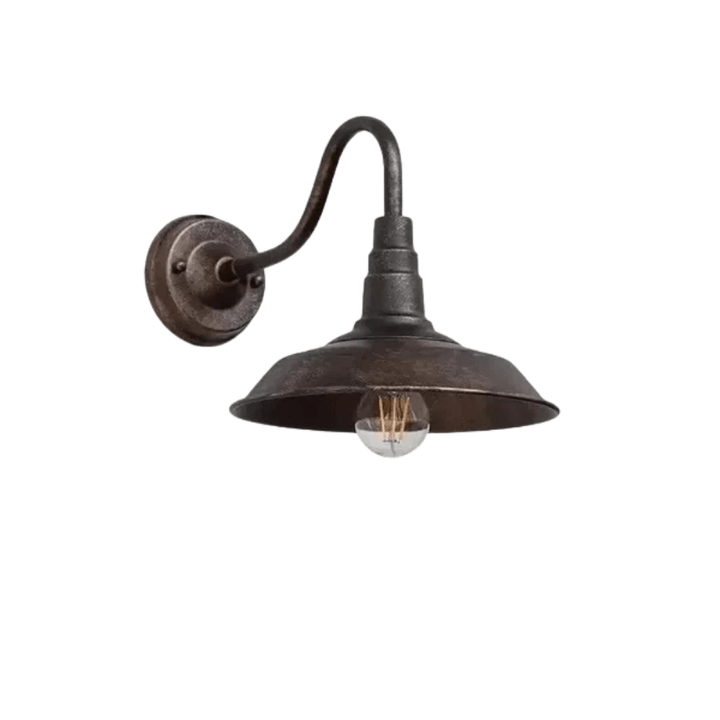 Wandlamp met verweerde roestbruine kap op trapvormige steel, vrijgesteld op een witte achtergrond met filamentlamp. 7