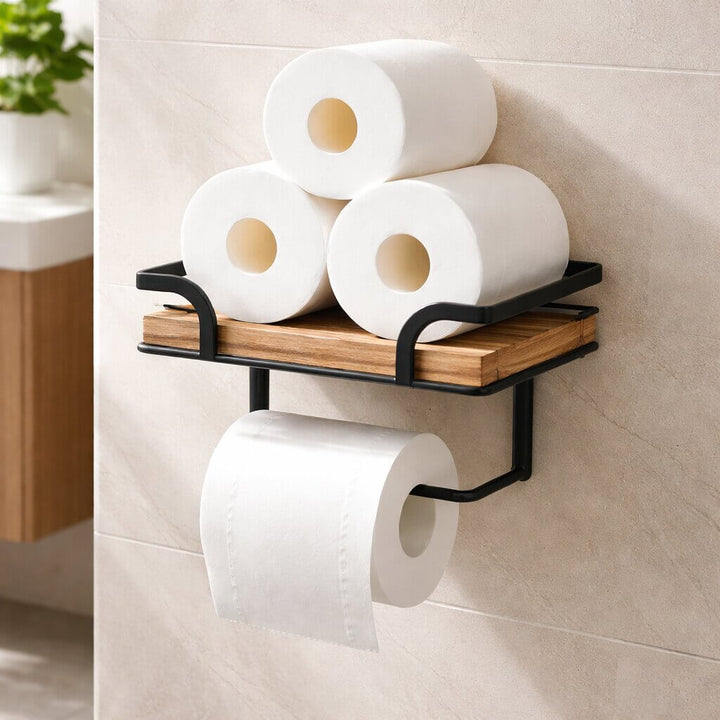 Houder aan een beige tegelwand, met drie opgestapelde reserve toiletrollen op het houten plankje en een rol op de stang. 4