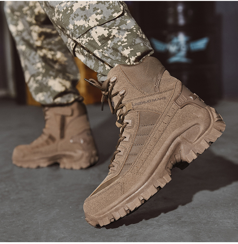 Bruine laarzen gedragen onder een lichte camouflagebroek, schuin zijaanzicht met grof profiel 6