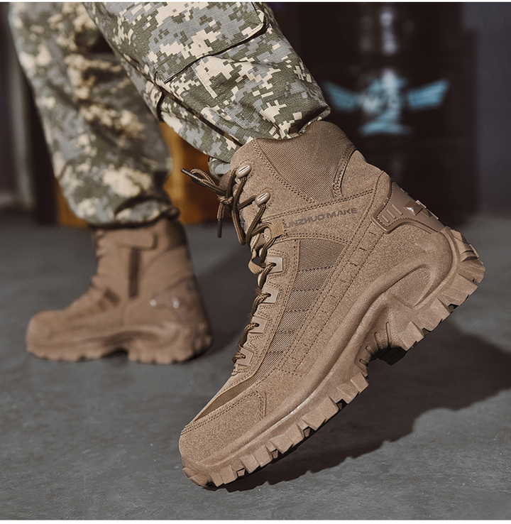Bruine laarzen gedragen onder een lichte camouflagebroek, schuin zijaanzicht met grof profiel 6