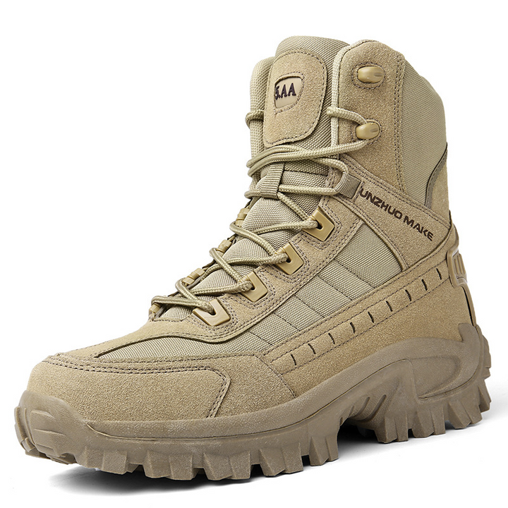 Beige hoge wandelschoen in driekwartaanzicht op witte achtergrond, met suède en nylon bovenwerk en dikke zool 10