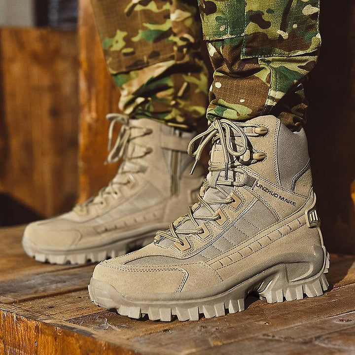 Zandkleurige hoge veterlaarzen met zijrits gedragen onder camouflagebroek, staand op een houten ondergrond 2