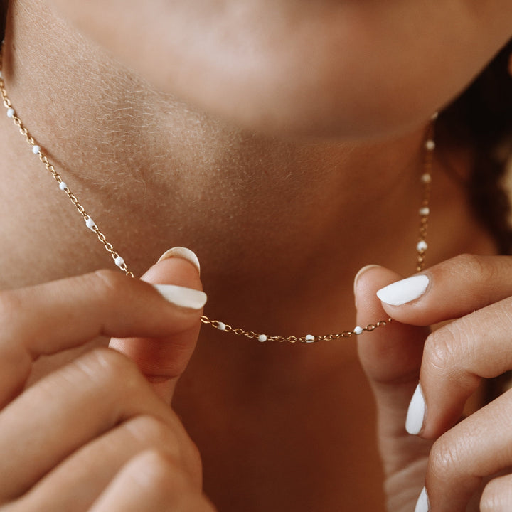 Choker z białymi emaliowanymi koralikami - Aurielle