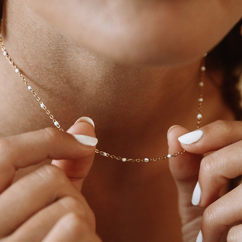 Choker z białymi emaliowanymi koralikami - Aurielle