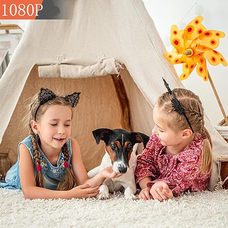 Twee meisjes met een hond in een tipitent op een wit tapijt, als voorbeeld van scherp 1080P-beeld. 2
