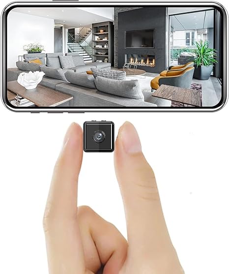 Kleine zwarte camera tussen twee vingers, met erboven een smartphone die een live beeld van een woonkamer toont 2