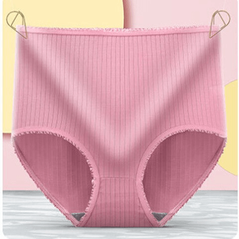 Oudroze geribbelde slip met hoge taille en geplooide randjes, opgehangen aan twee gouden clipjes tegen een pastelachtergrond. 11
