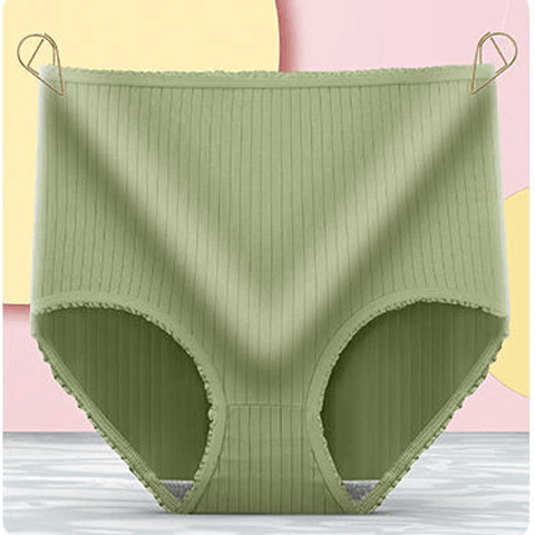 Groene geribbelde slip met hoge taille en geplooide randjes, opgehangen aan twee gouden clipjes tegen een pastelachtergrond. 6