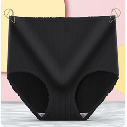 Zwarte geribbelde slip met hoge taille en geplooide randjes, opgehangen aan twee gouden clipjes tegen een pastelachtergrond. 7
