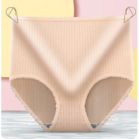 Beige geribbelde slip met hoge taille en geplooide randjes, opgehangen aan twee gouden clipjes tegen een pastelachtergrond. 9