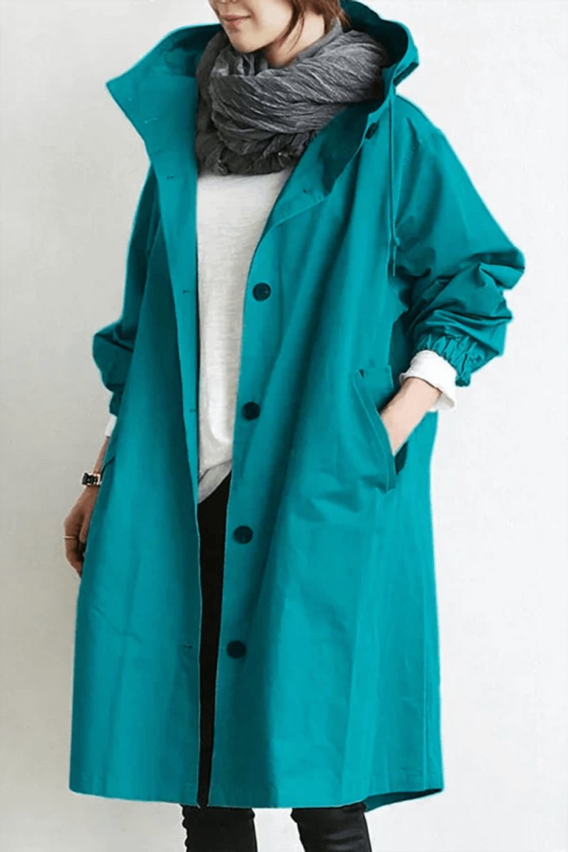 Turquoise lange jas met capuchon en knopen, gedragen met grijze sjaal en witte trui 2