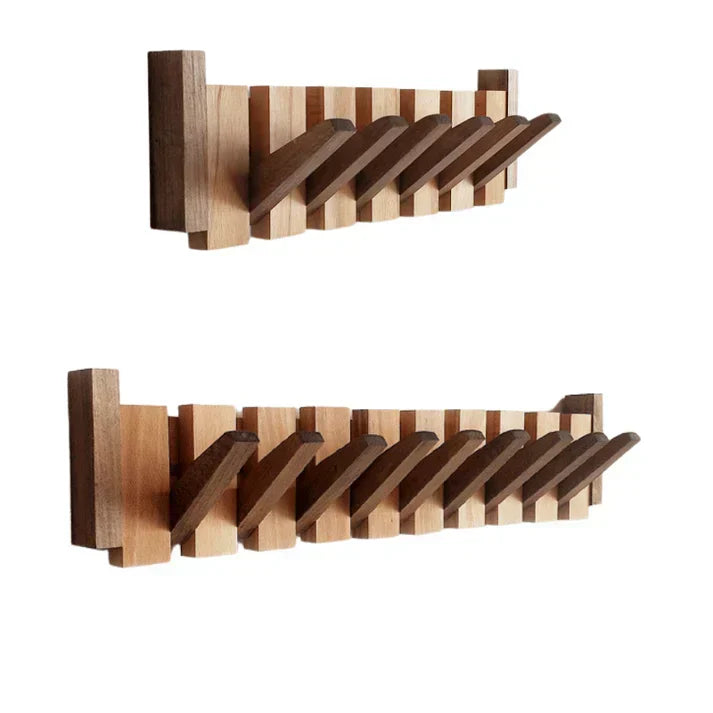 Twee wandhangers van verschillende lengte met uitgeklapte haken, in licht en donker hout gecombineerd 10