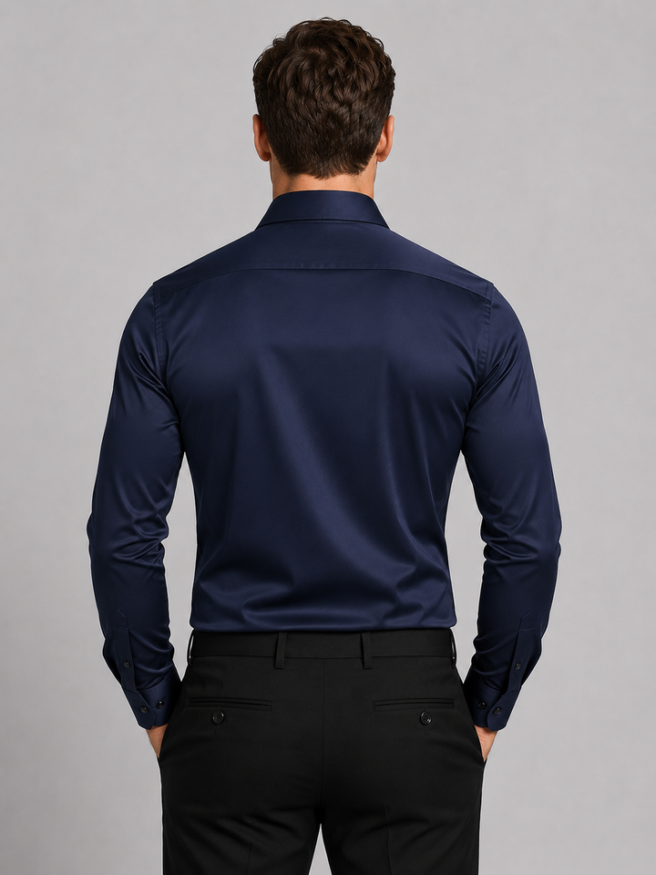 Achteraanzicht van het donkerblauwe overhemd op een man, met de rug, lange mouwen en knoopmanchetten. 6