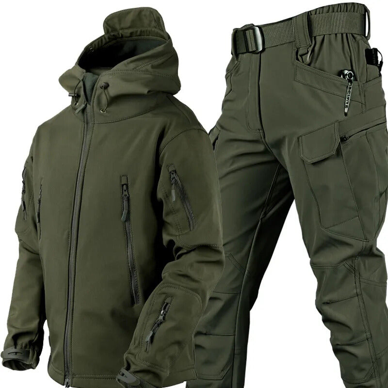 Legergroene jas met capuchon en bijpassende cargobroek met riem, samen getoond als set. 12