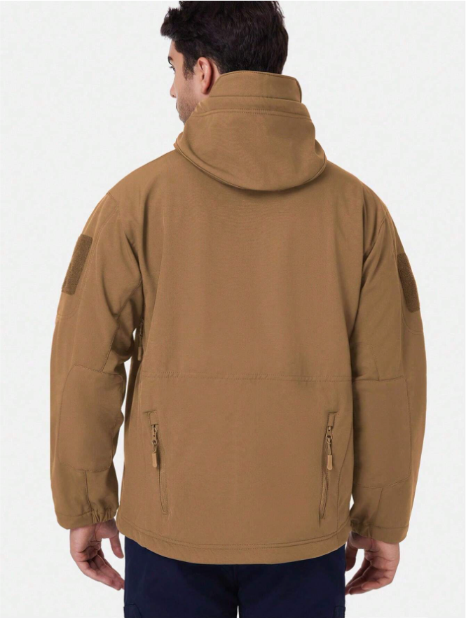 Achterkant van de beige jas op een model, met capuchon, ritszakken onderaan en klittenbandvlakken op de mouwen. 14