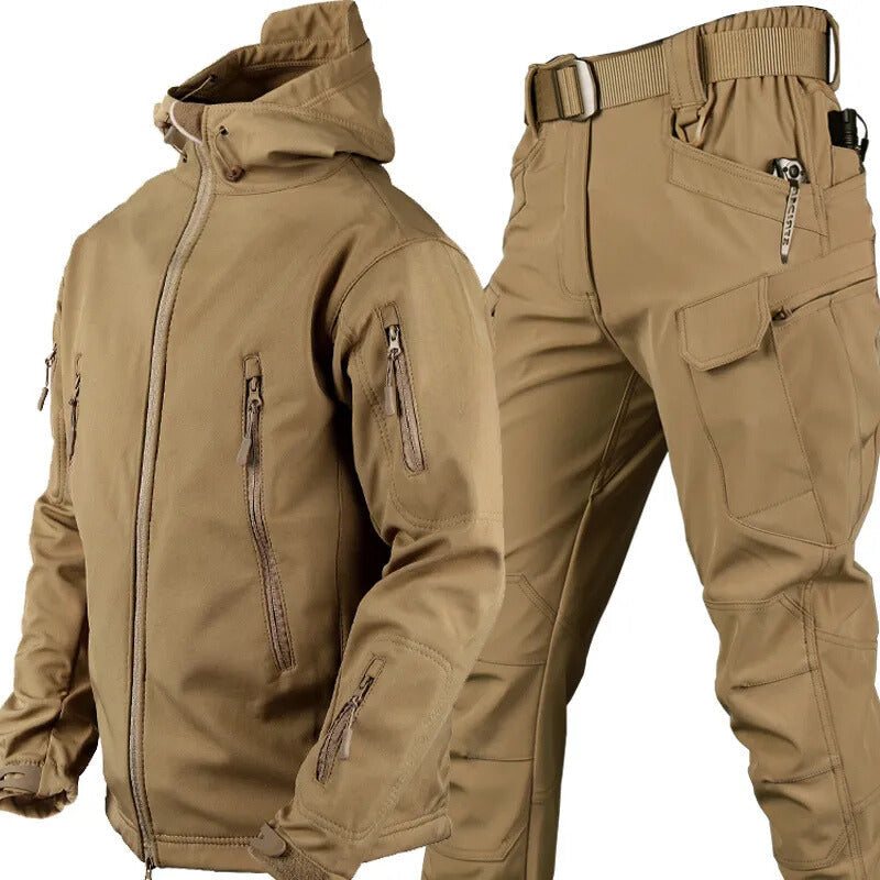Beige jas met capuchon en bijpassende cargobroek met riem, samen getoond als set. 15