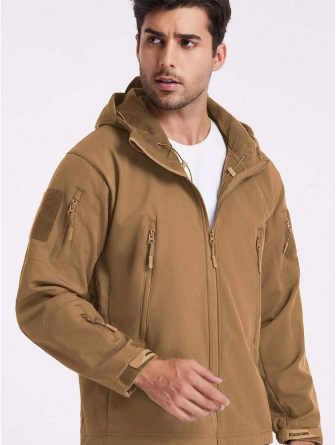 Man draagt de beige jas deels open boven een wit shirt, met zicht op de zachte voering in de capuchon. 17