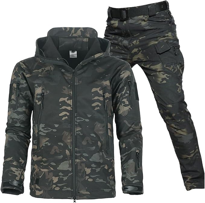 Jas met capuchon en bijpassende broek in donkere camouflageprint, samen getoond als set. 18