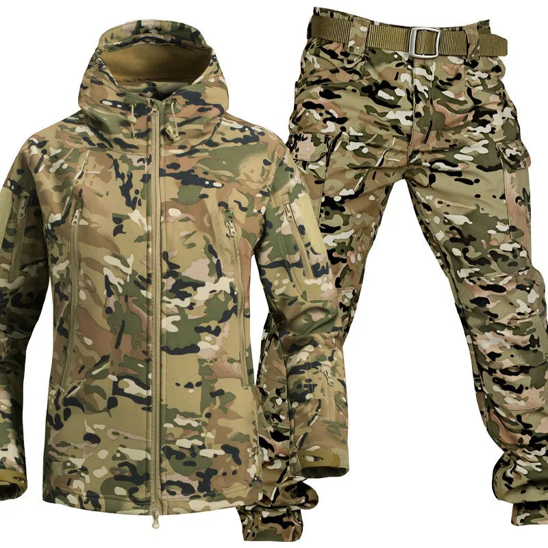 Jas met capuchon en bijpassende cargobroek met riem in lichte camouflageprint, samen getoond als set. 20