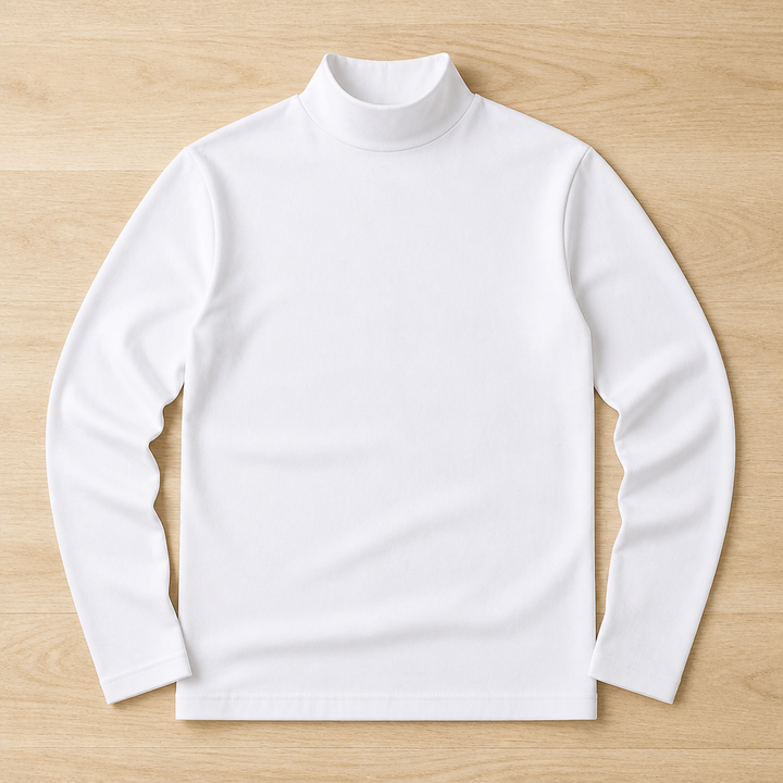 Wit shirt met lange mouwen en hoge kraag, plat neergelegd op een lichte houten ondergrond. 8