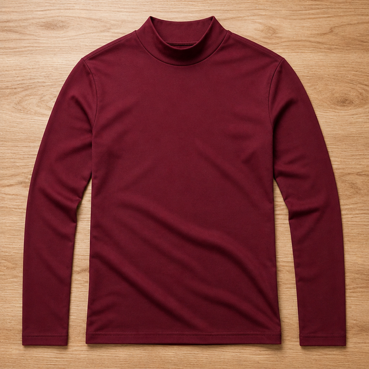 Shirt met lange mouwen en hoge kraag in bordeauxrood, plat neergelegd op een houten ondergrond. 11