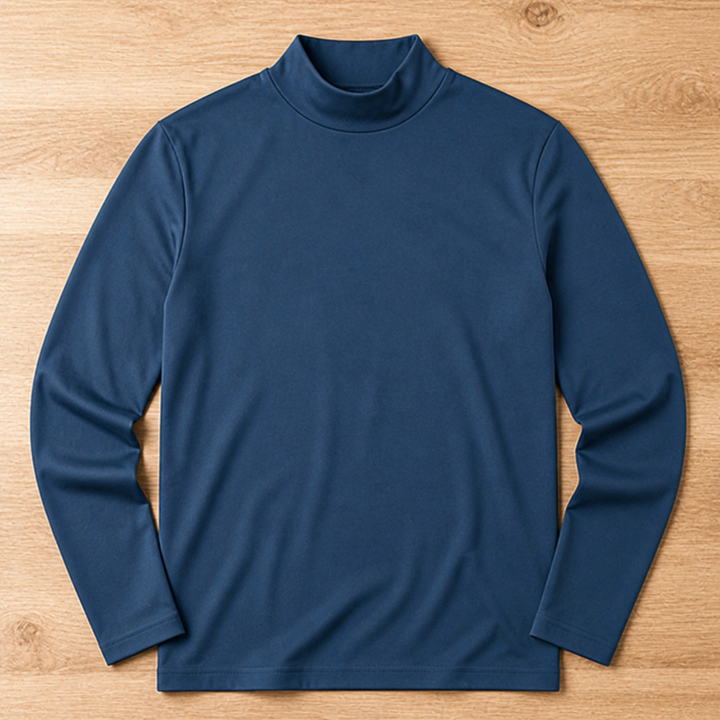 Shirt met lange mouwen en hoge kraag in donkerblauw, plat neergelegd op een houten ondergrond. 12