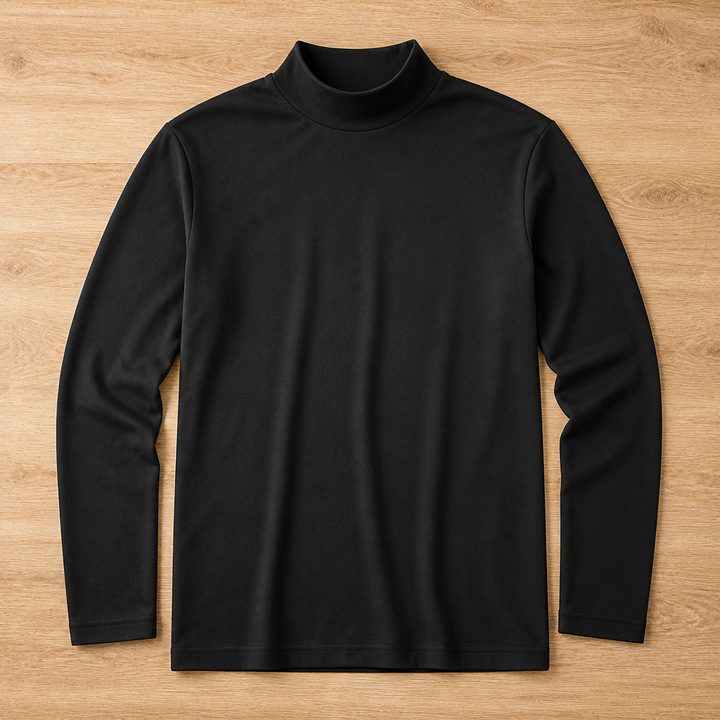 Zwart shirt met lange mouwen en hoge kraag, plat neergelegd op een warme houten vloer. 10