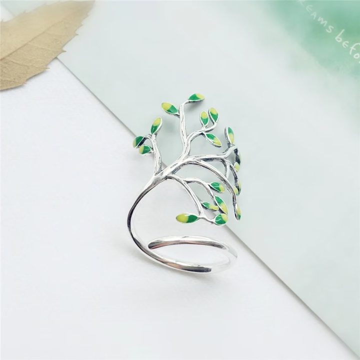 Silver Ring with Green Leaves | A unique ring with beautiful details