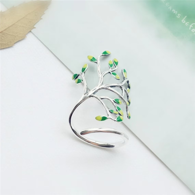 Silver Ring with Green Leaves | A unique ring with beautiful details